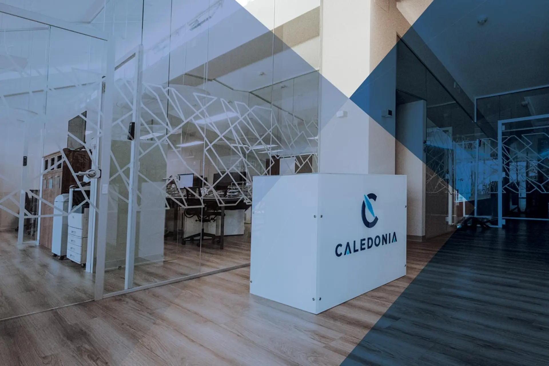 CALEDONIA Switzerland Sagl, con sede a Chiasso, è una società specializzata nella prevenzione, gestione e controllo del rischio per imprese e privati, che offre strategie personalizzate per garantire la sicurezza dei suoi clienti. La Nostra Storia: Dalla fondazione nel 2005 della prima sede in Italia, Caledonia S.p.A, alla fondazione nel 2014 in Svizzera di Caledonia Switzerland Sagl fino ad oggi, l’obiettivo di Caledonia è quello di fornire un approccio fortemente specialistico nella gestione dei rischi d’impresa, cercando di prevenire e affrontare i rischi con massima efficacia e tempestività. Ogni passo verso il futuro è stato compiuto partendo da un’attenta lettura del passato, sviluppandosi in una continuità di sfide che hanno plasmato l’identità dell’azienda e la sua capacità di evoluzione costante, per superare nuovi traguardi ed incrementare le competenze. La nostra esperienza e competenza ci hanno permesso di espandere i nostri servizi, coprendo vari aspetti della sicurezza aziendale e della gestione del rischio. Indagini Aziendali. Offriamo servizi di indagine per contrastare l’attività di concorrenza sleale, contraffazioni di marchi e brevetti, infedeltà di soci e dipendenti, investigazioni assicurative e aziendali. La nostra metodologia altamente specialistica ci permette di valutare l’affidabilità, la stabilità economica e la reputazione di persone fisiche e giuridiche. Nel contesto sempre più complesso e competitivo del mercato attuale, l’ottenimento di informazioni cruciali richiede l’impiego di tecniche investigative specializzate e riservate. Un processo essenziale per la protezione ed il successo delle aziende che può essere agevolato dall’apporto di società esterne, capaci di raccogliere e analizzare dati in modo efficace e confidenziale. Coinvolgere una terza parte specializzata non solo consente alle aziende di concentrarsi sul proprio core business, ma offre anche il vantaggio di avere un valido supporto esterno che certifichi la conoscenza necessaria senza disperdere le proprie risorse interne. Investigazioni sui Fornitori. Comprendiamo l’importanza di avere fornitori affidabili e allineati ai principi ESG (Environmental (ambiente), Social, e Governance), in linea con l’etica dell’azienda con cui collaborano. Le nostre indagini investigative sui fornitori sono progettate per identificare potenziali rischi e garantire che i vostri partner commerciali siano all’altezza degli standard richiesti. Uno degli aspetti fondamentali da tenere in considerazione è il danno legale. I rischi legali legati alle problematiche di corruzione e riciclaggio sono tra le conseguenze più dannose derivanti da un errore nella scelta del fornitore. Collaborare con fornitori ed aziende poco affidabile o con particolari situazioni al loro interno, incide negativamente sulla valutazione aziendale del mercato. Il rating etico del fornitore è oggi un dato essenziale per poter valutare il possibile livello di rischio. Reputazione Aziendale sul mercato. La reputazione di un’azienda è fondamentale per il suo successo. Aiutiamo le aziende a costruire e mantenere una reputazione solida nel mercato, offrendo servizi di consulenza e strategie per gestire efficacemente la percezione pubblica. È possibile contenere il rischio e prevenire o evitare il danno? Certamente! Grazie allo studio e alla corretta analisi dei partner e dei fornitori è possibile determinare il rischio del danno, prevenendo potenziali perdite legate alle interruzioni delle forniture e un danno d’immagine. L’indagine richiede una comprensione a 360° delle attività operative oltre che una comprovata esperienza nel settore delle valutazioni del rischio. Affidarsi a professionisti del calibro di Caledonia Switzerland Sagl e Caledonia S.p.A. non solo garantisce una gestione oculata dei rischi aziendali, ma si traduce anche in un investimento per il futuro e la prosperità del vostro business.
